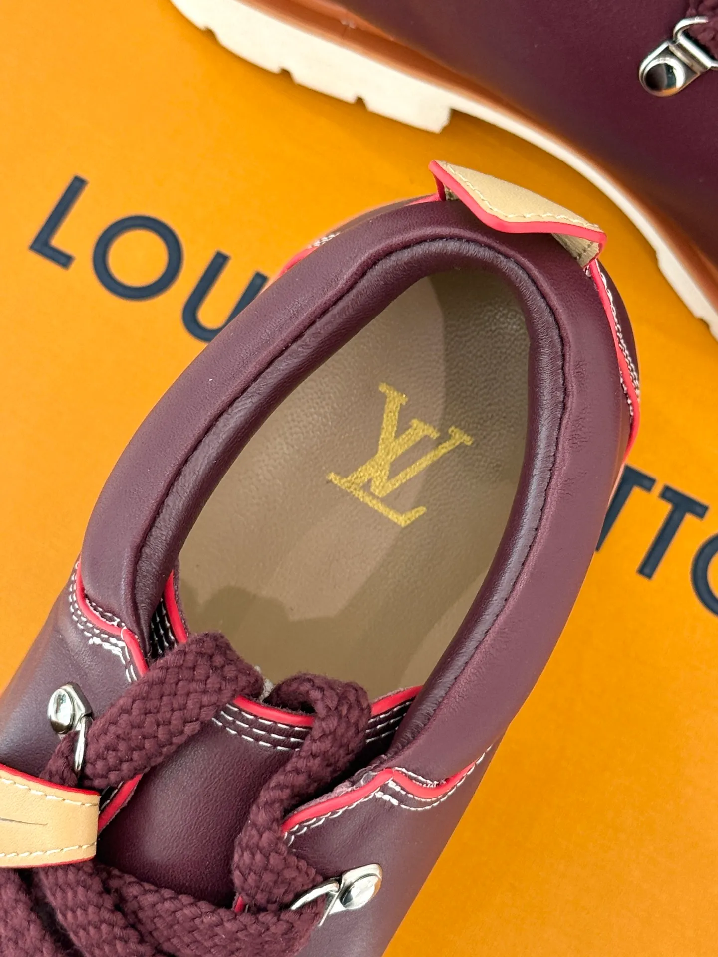 P720 LV Remix derby 25WF new product, the top version of couple's derby shoes, uses classic as the base color to reshape the fashion style✨ Various colors break the monotony. Black is cool, brown is retro, pink is sweet, and blue is fresh. Suitable for different styles of wear🎨 The delicate leather fits the foot shape and the shoelace details hide ingenuity. It is a fashion symbol of walking and steps on the forefront of the trend every step of the way. Start your own style journey🚶‍♀️ The fabric is made of first-layer cowhide, the inner pads are all sheepskin, the original molded custom TPU non-slip outsole size: Female: 35-41 (40/41 customized) Male: 39-46 (45/46 customized)